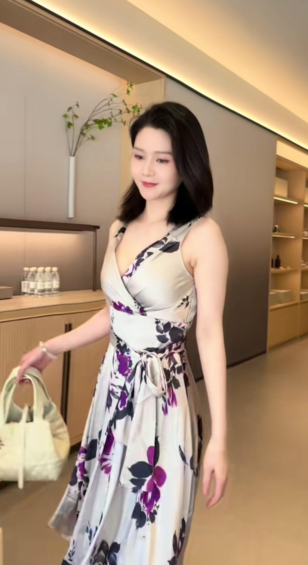 总裁女助理第一天～温婉明丽，文雅大方[狗头]