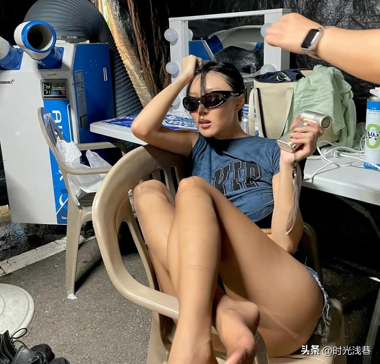 她是95后的韩国流行乐女歌手。长相大气，身材高挑曼妙！照片中的她，穿着时尚性感。