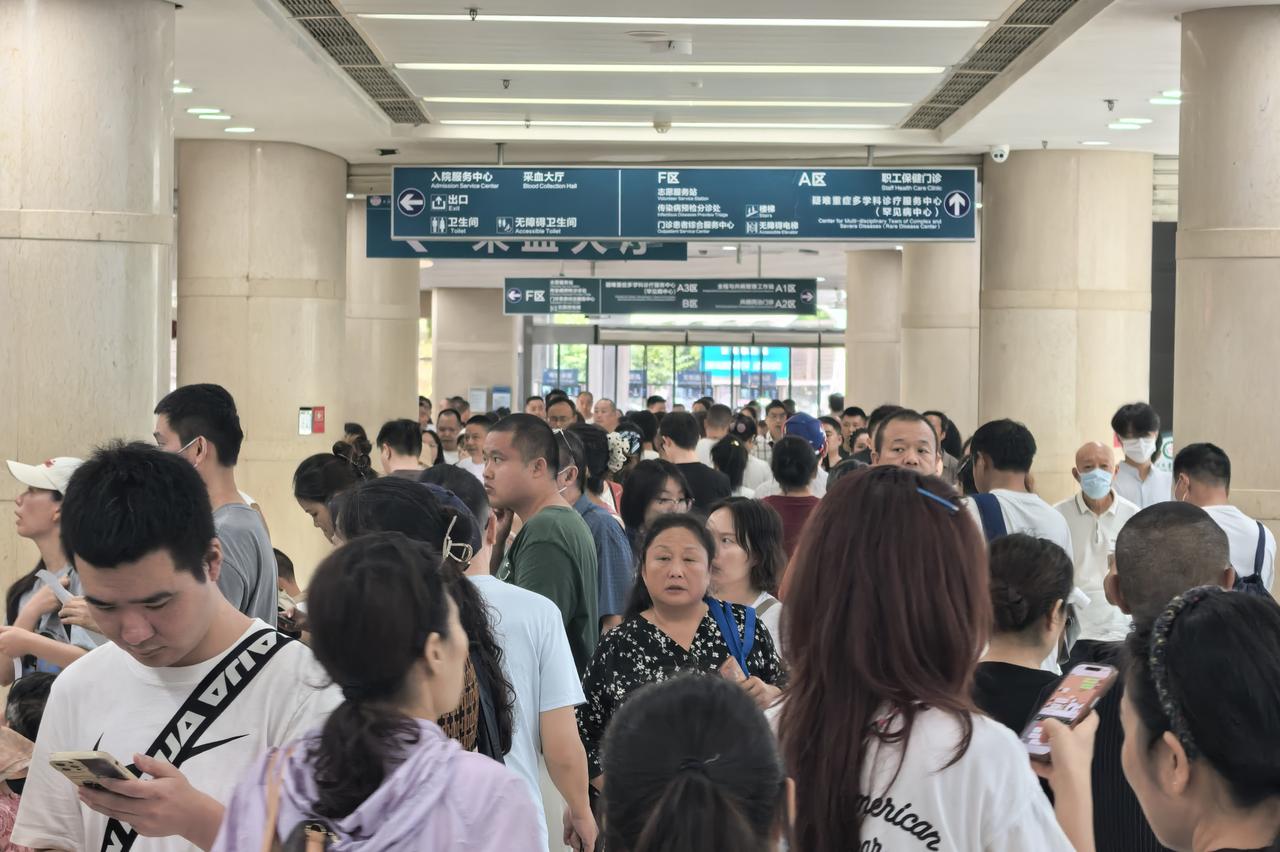 人流涌动的门诊，承载民生健康期盼
｜位于成都市武侯区国学巷的四川大学华西医院门诊