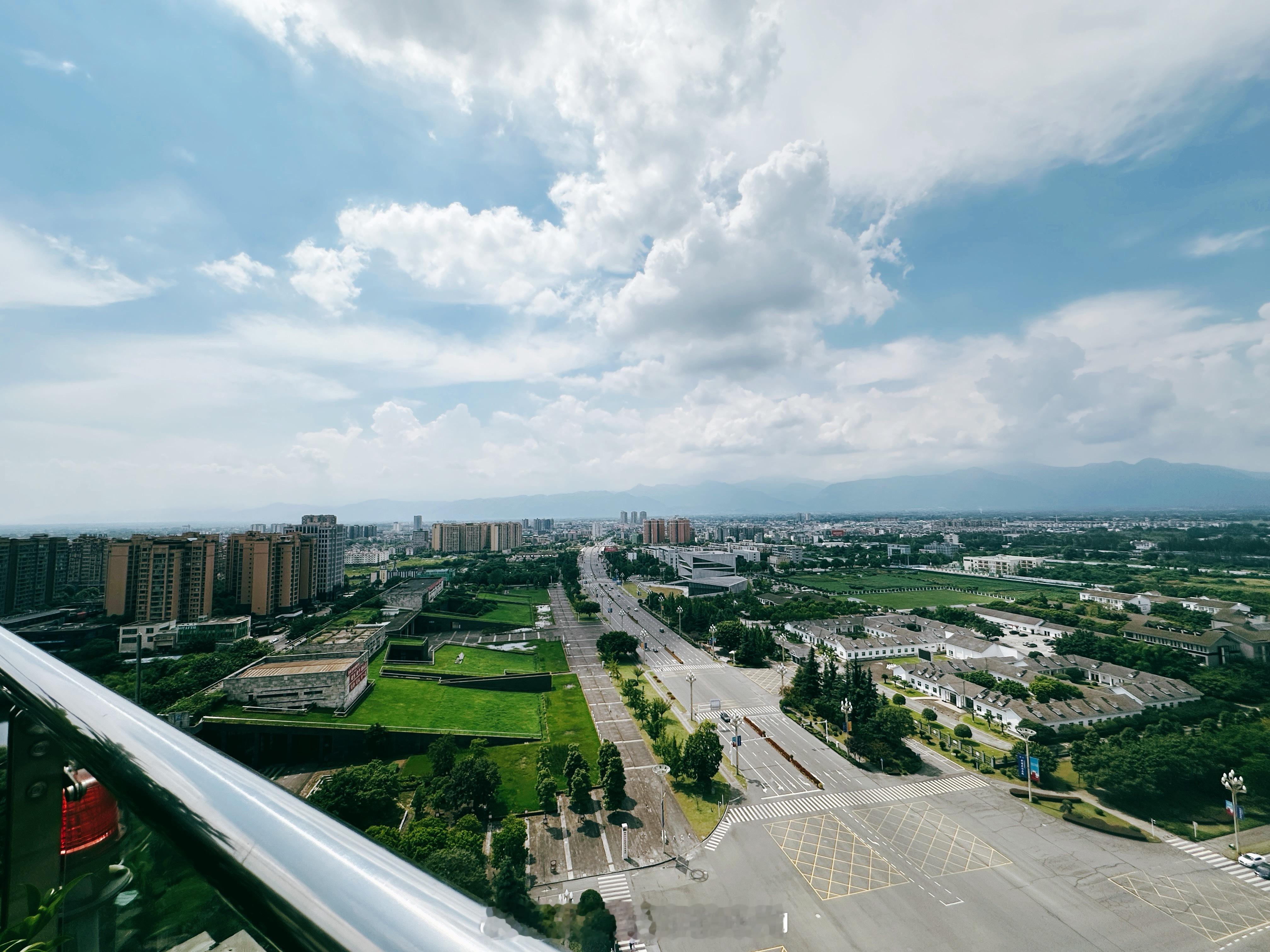 休闲的周六，寻一处楼顶咖啡店，修图工作一会[酷][酷]#米帅的车生活#  ​​​