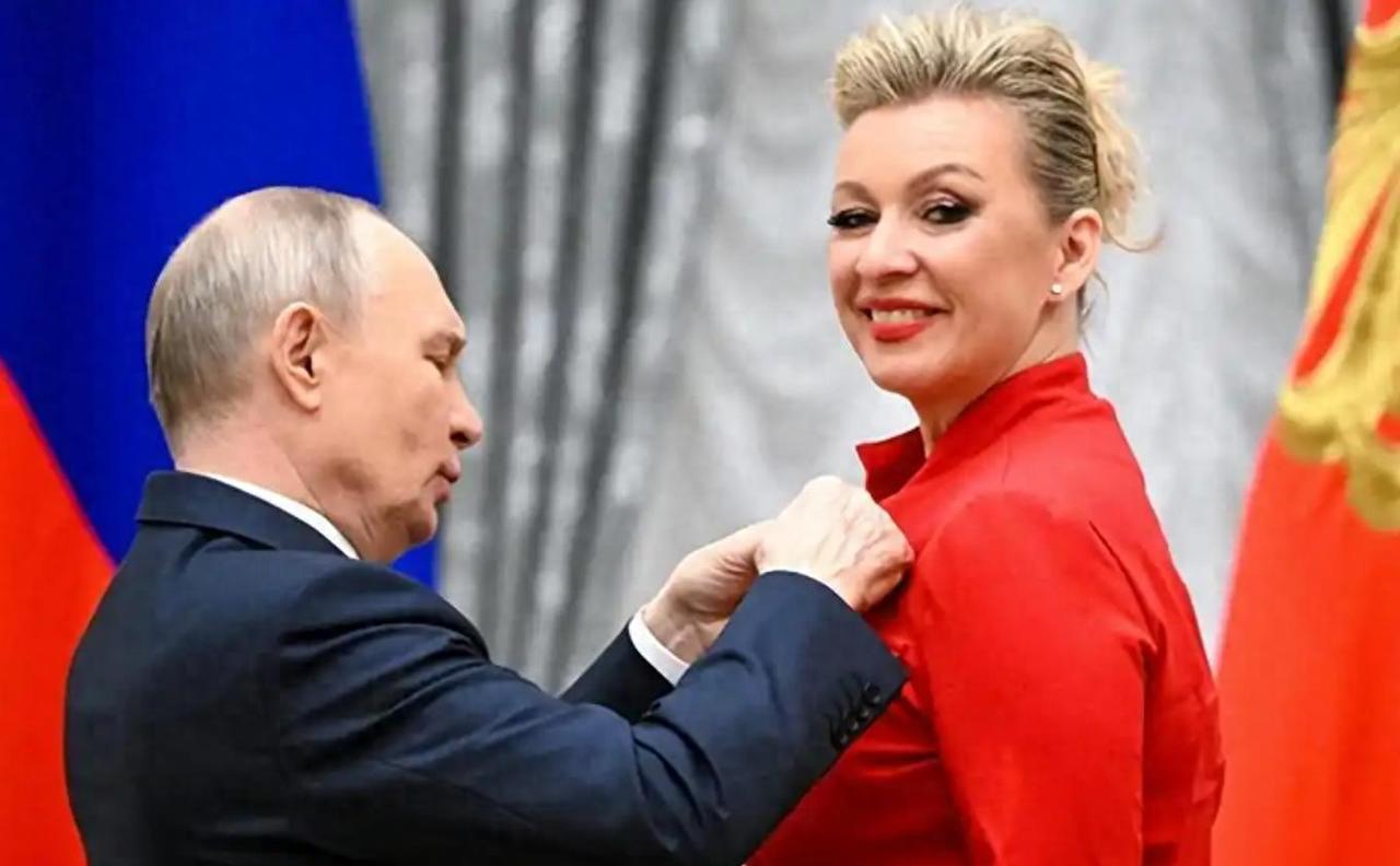 扎哈罗娃这枚勋章。
拿得名副其实！

12月24日生日当天。
普京在克里姆林宫。