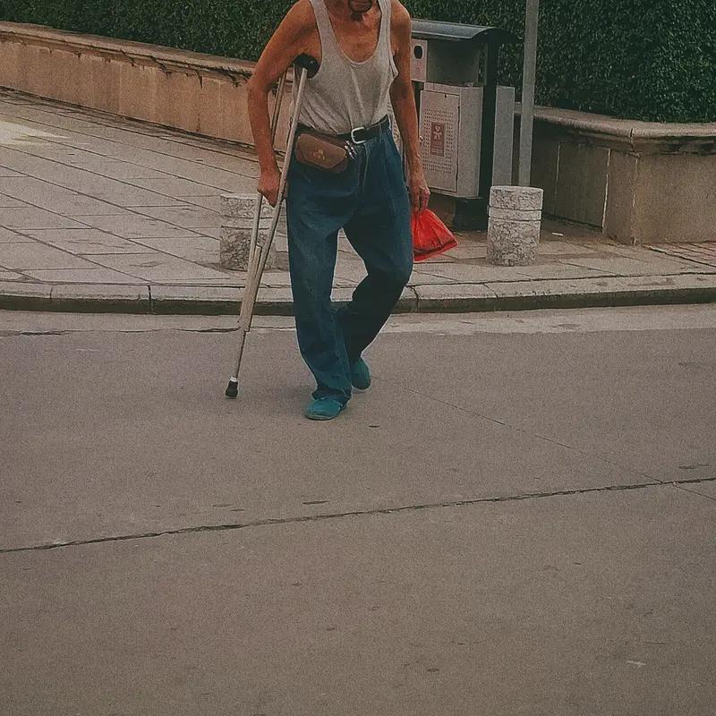 我是一个跛脚

早晨锻炼打球，用力过猛，小腿肌肉拉伤，一走路脚就疼。

走路外姿