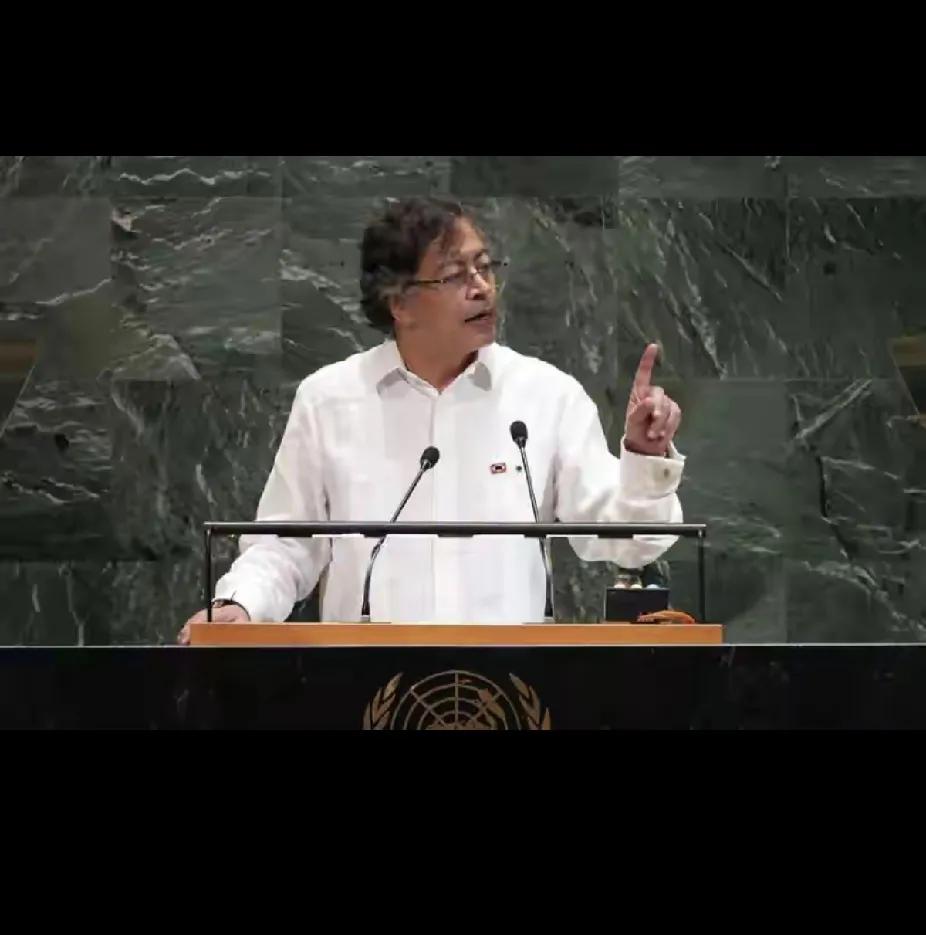 哥伦比亚总统佩特罗态度大转弯，根源全是现实压力。
 
他本想搞战略自主摆脱美国控