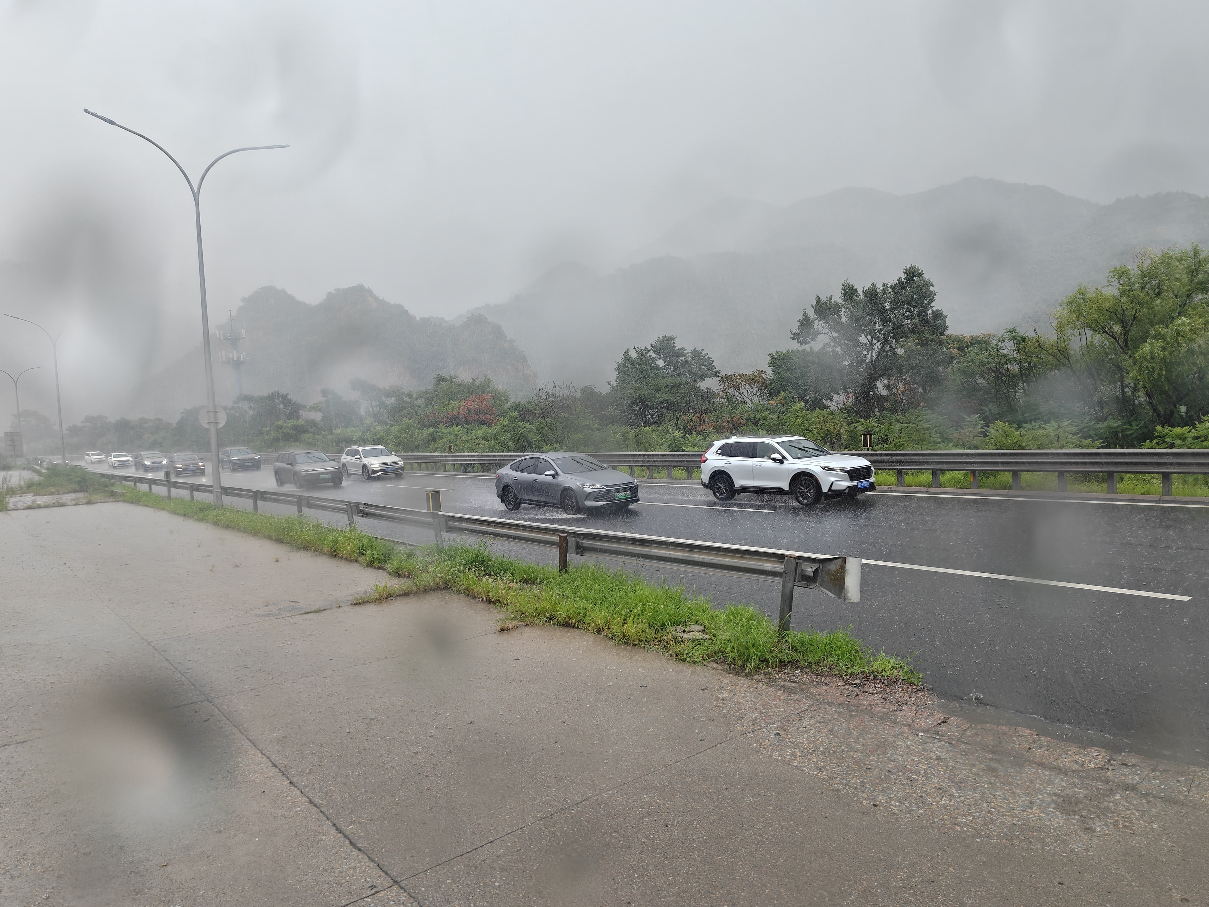 我勒个去，八达岭这边下这么大雨白海豚来了个回马枪再度冲击江浙沪