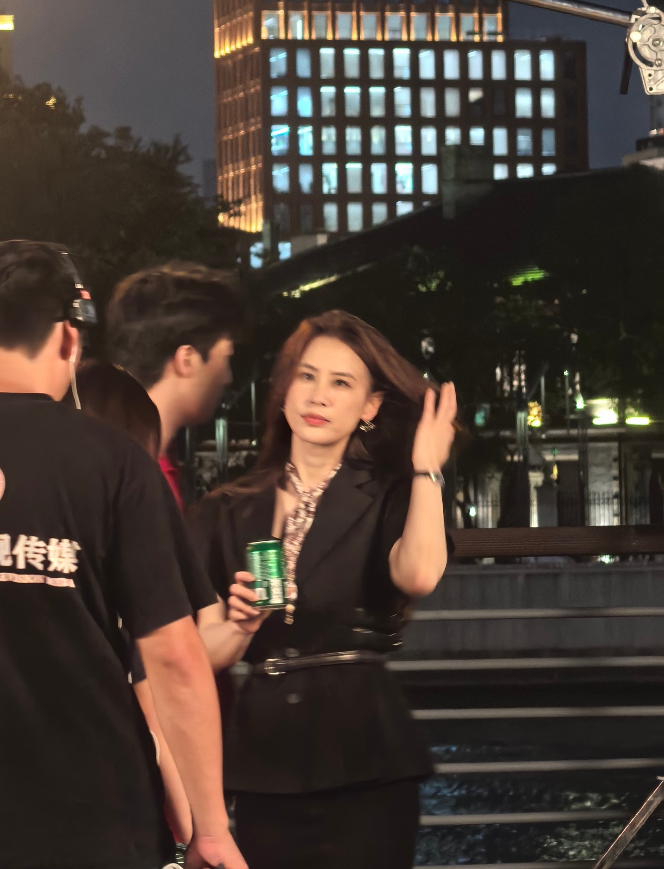 偶遇黄圣依、茅子俊上海拍戏，两个人氛围感十足。黄圣依真的太抗老了，茅子俊一直没大