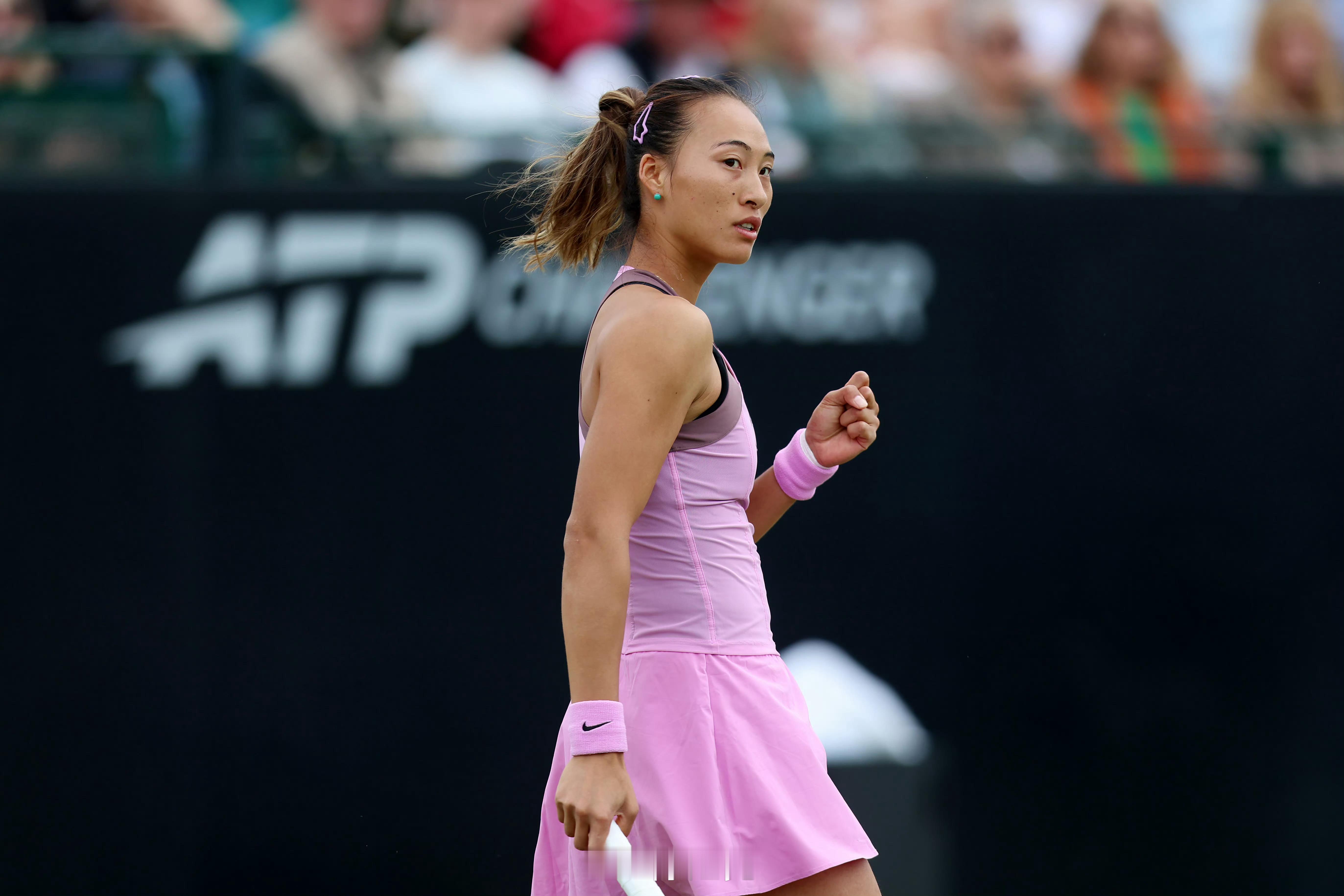 郑钦文说现在从零开始WTA250诺丁汉站首轮，郑钦文克服先丢一盘的不利局面，最终