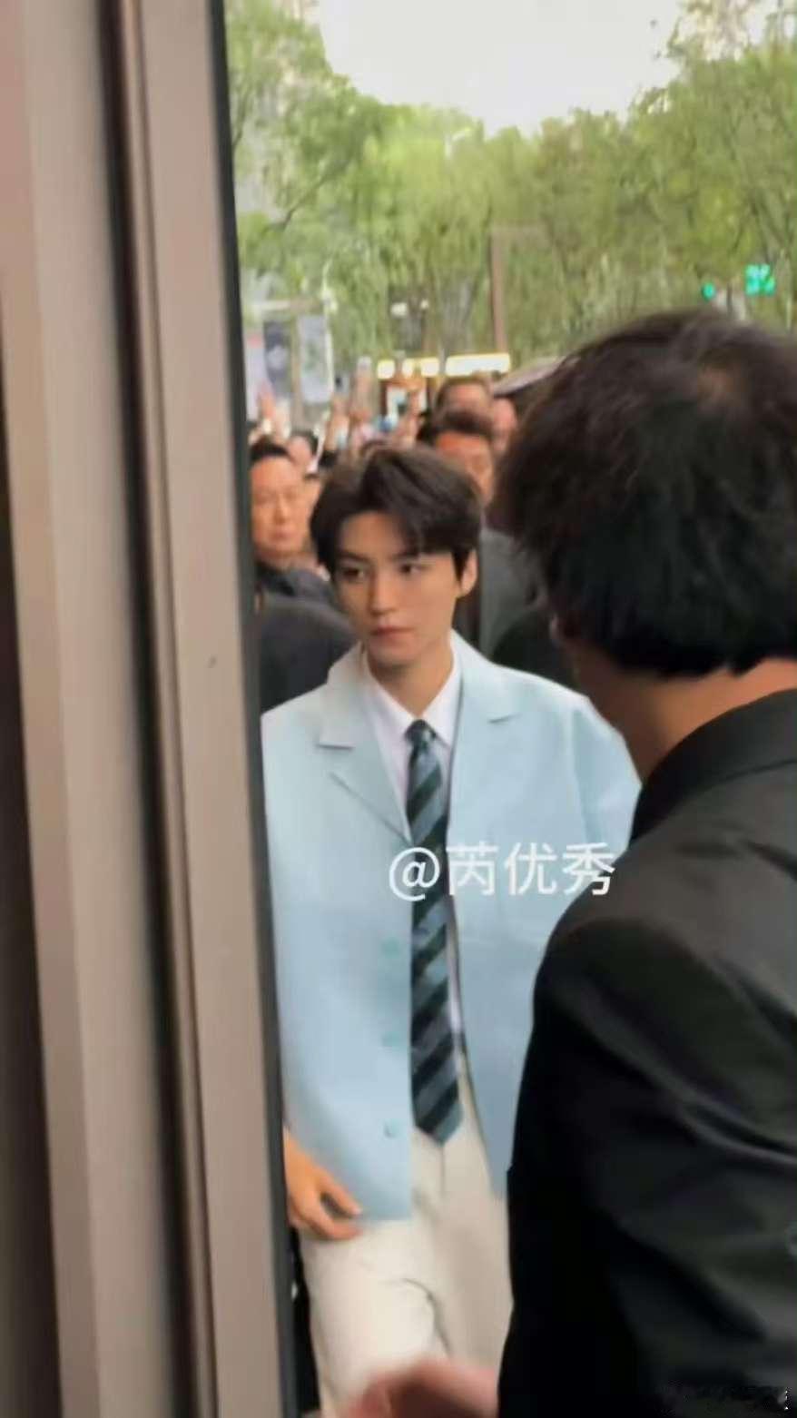 王俊凯蓝色衬衫造型路透王俊凯衬衫领带造型王俊凯衬衫领带造型，好清爽，[爱慕][爱