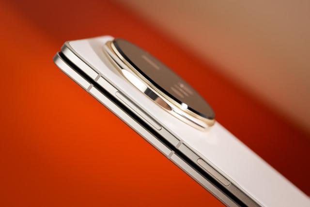 荣耀Magic V5图赏：轻薄好手感，耐用不脆弱