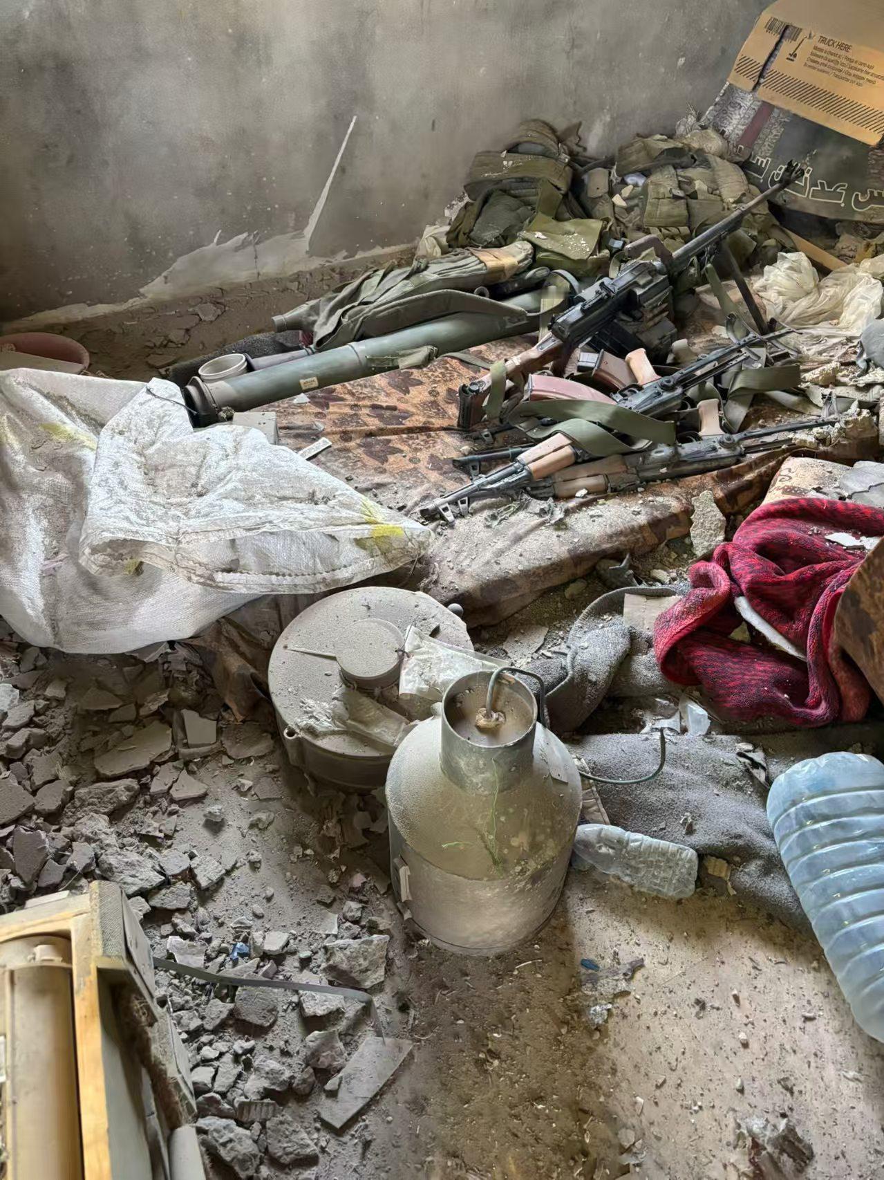 以色列军队在黎巴嫩南部搜索，到处都是黎巴嫩真主党丢弃的武器装备。以军在一个据点发