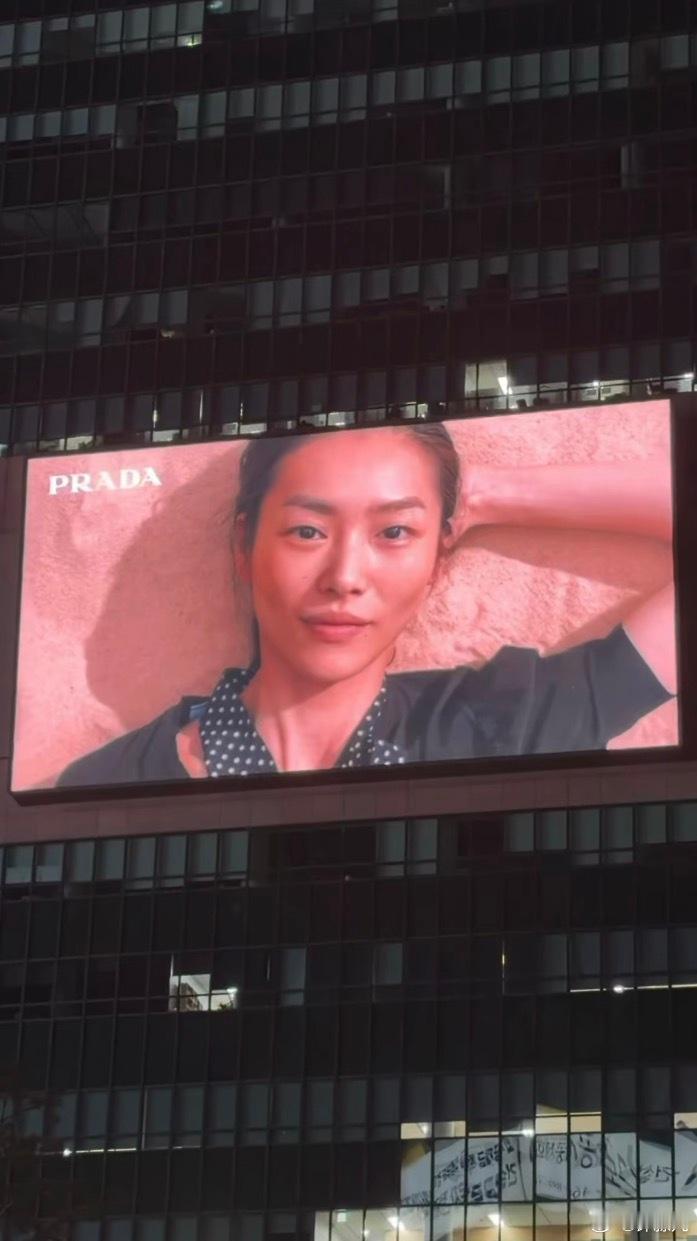 刘雯 ｜Prada Days of Summer 2026 Campaign 广