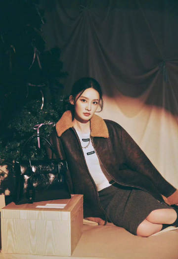 李沁李庚希赵今麦刘浩存miumiu圣诞海报李沁李庚希赵今麦刘浩存圣诞海报李沁李庚