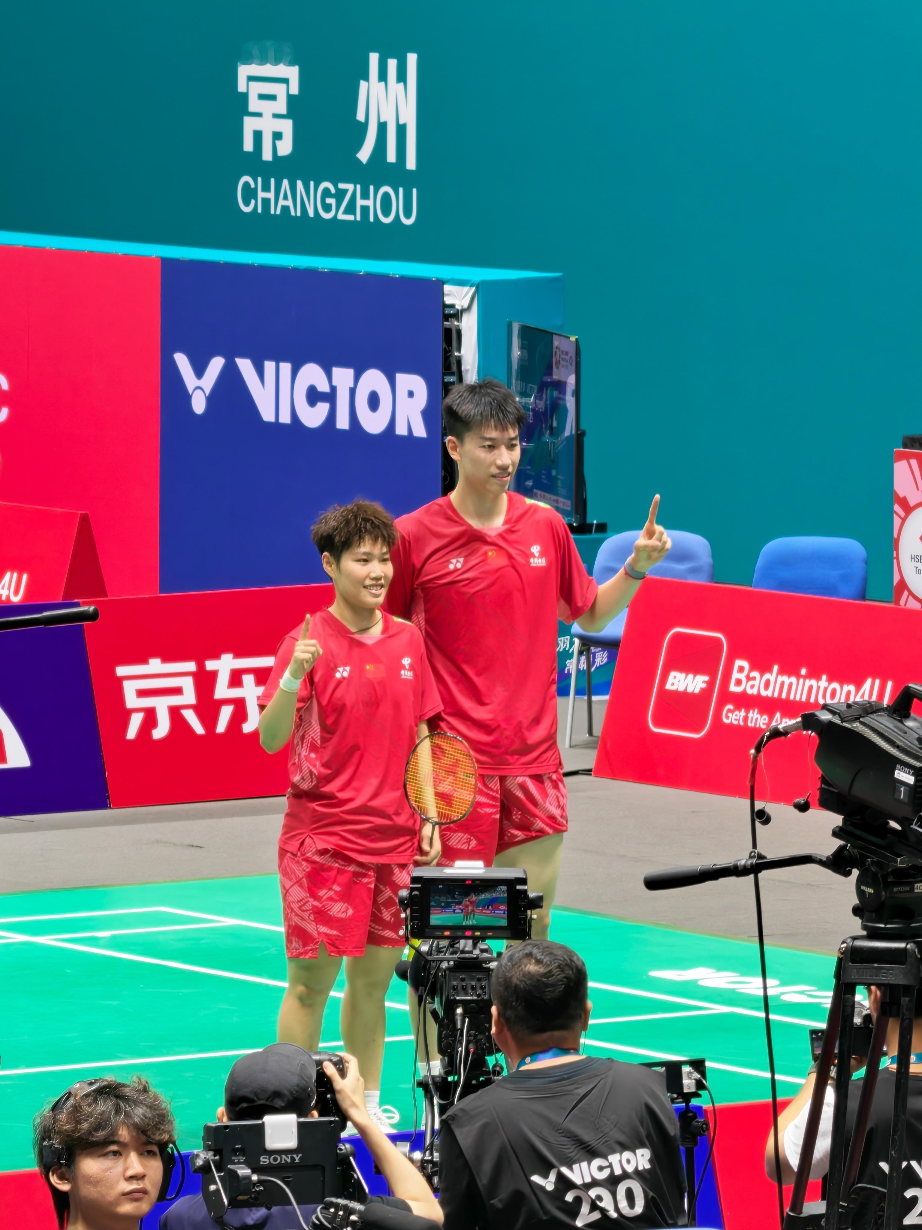 凤凰组合晋级中国赛4强冯彦哲/黄东萍🇨🇳 21-14、21-11 🇮🇩里