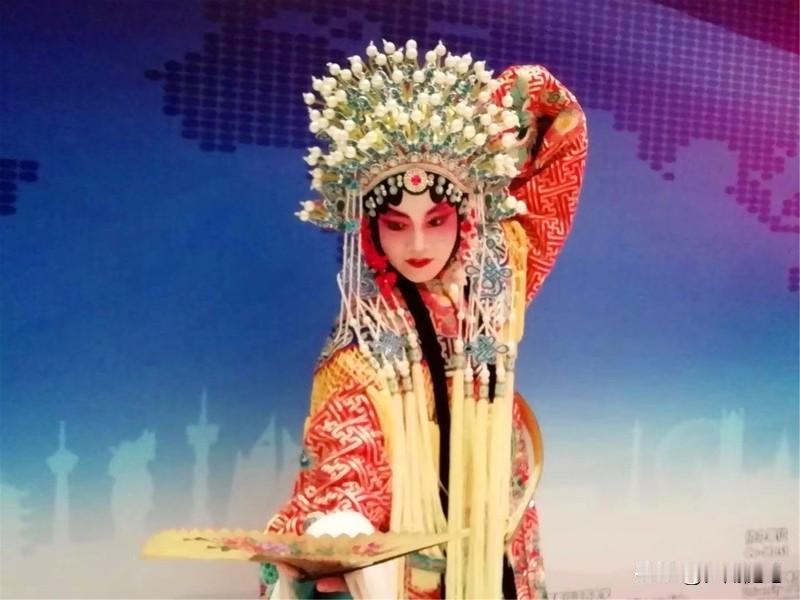 白燕升演唱京剧《锁麟囊》，还挺让人惊喜的。他本是著名戏曲主持人，没想到唱起戏来也
