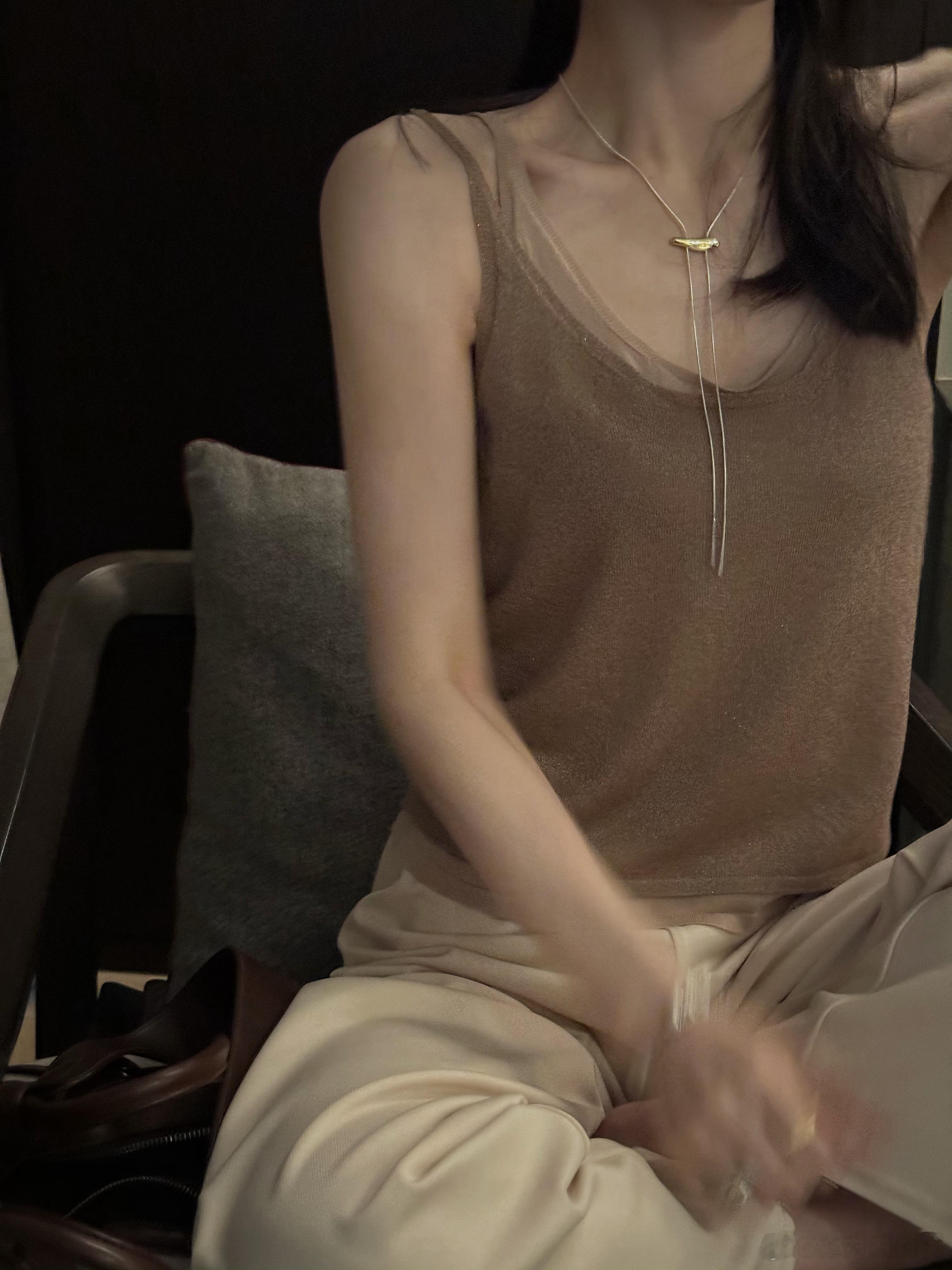我戴了很久的私服项链来了哦已经入库的现货  超简单的浅金配银超好搭配！并且这个金