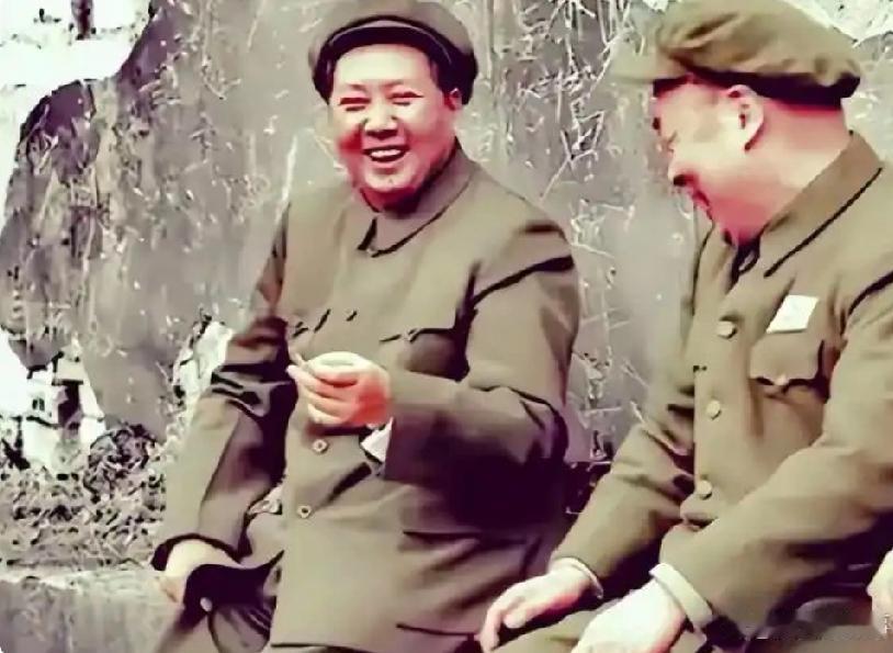 这是我们伟大领袖毛主席和陈毅元帅的珍贵合影。
        两位伟人席地而坐，