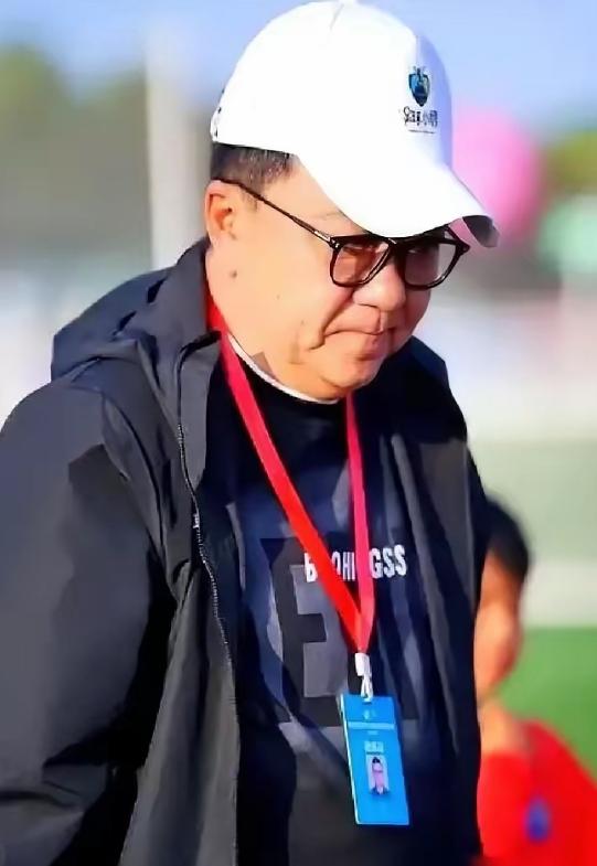 14岁小将戴佑泽，当场被董路踢出巴西参赛大名单。就因为队友喊他回防，他直接摆烂，
