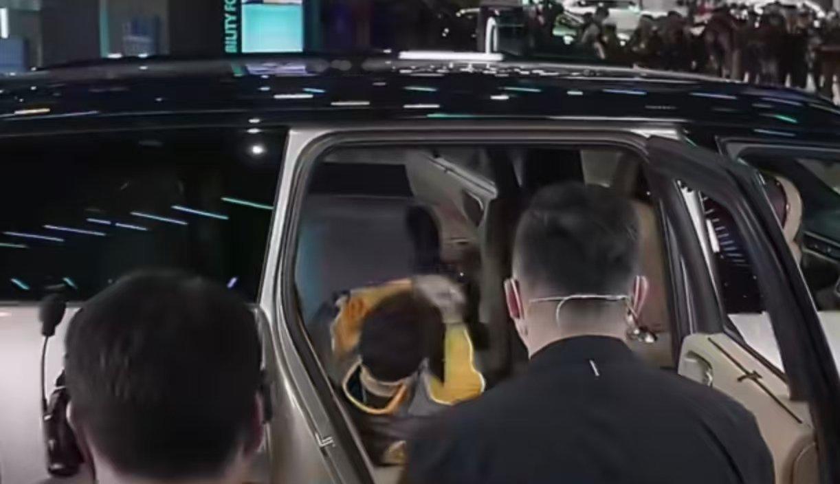 郎朗在车展又遇到小孩了 朗朗听孩子弹琴整个人的表情都很温柔，撒贝宁又很随性自在，