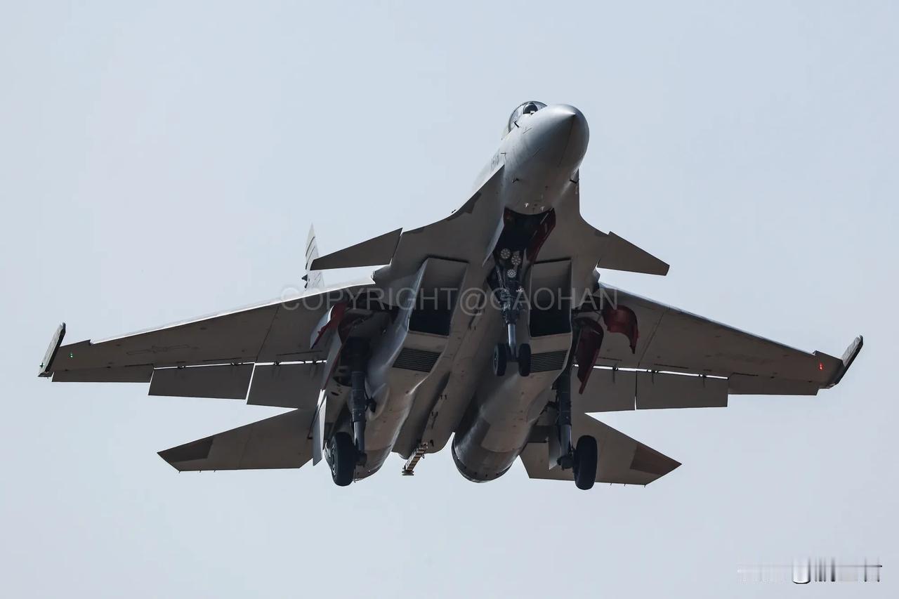 歼-15T舰载战斗机首次降落在珠海金湾机场，参加中国国际航空航天博览会静态展示！