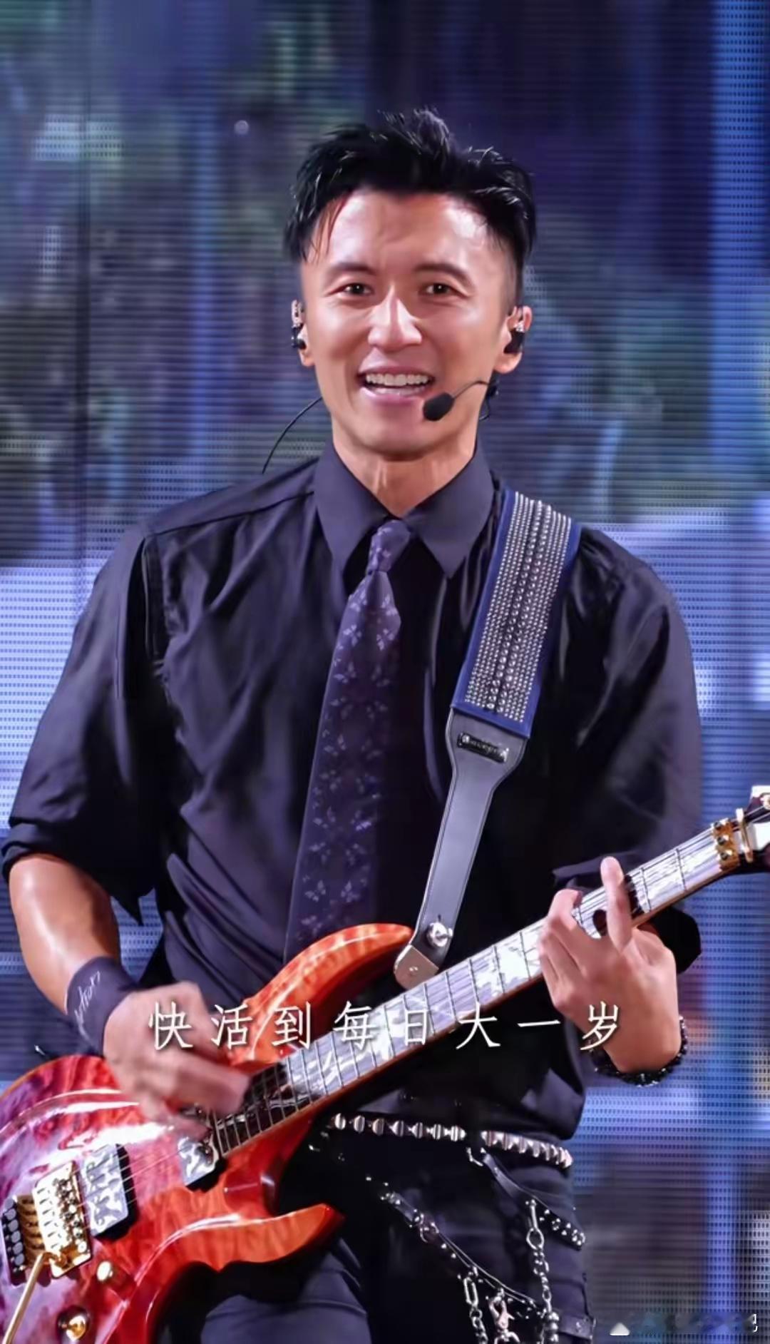 看到霆锋青岛的演唱会，我一直在观察他的表情不是悲伤，也不是开心，而是嘴上挂着笑，