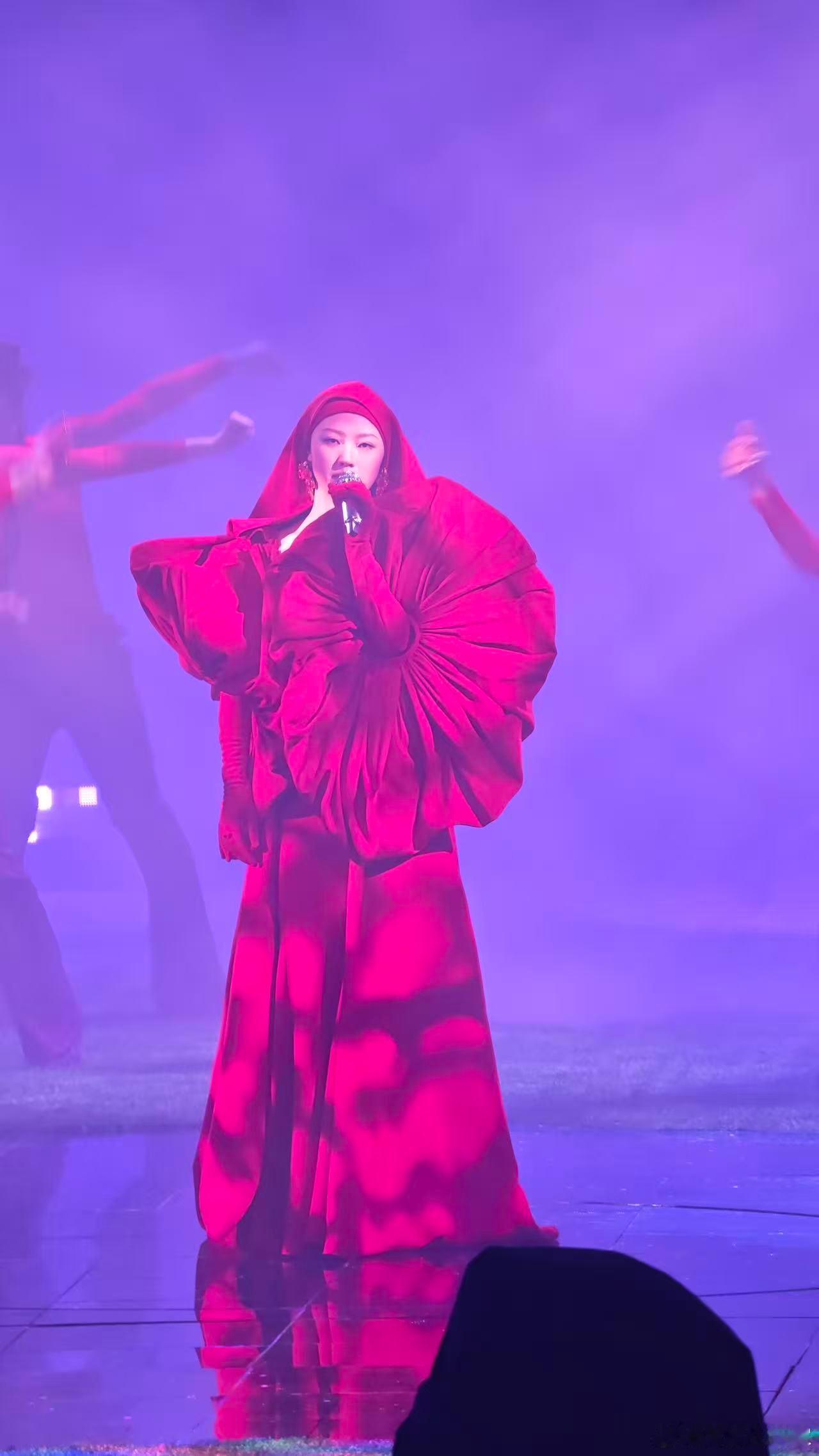 单依纯上海到底有谁在啊单依纯上海演唱会单依纯上海直接四套新皮肤，上海到底有谁在啊