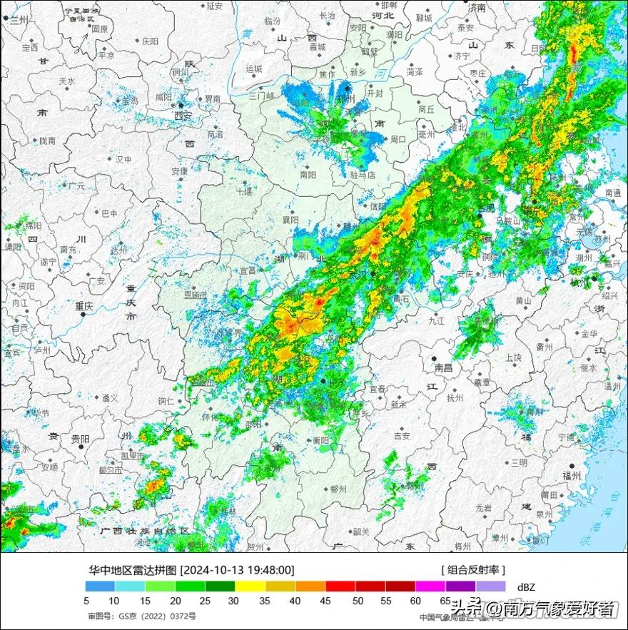 目前，暖湿气流已经开始反扑，暖湿气流和高空槽激发一条较为宽长的雨带，覆盖了湖南东