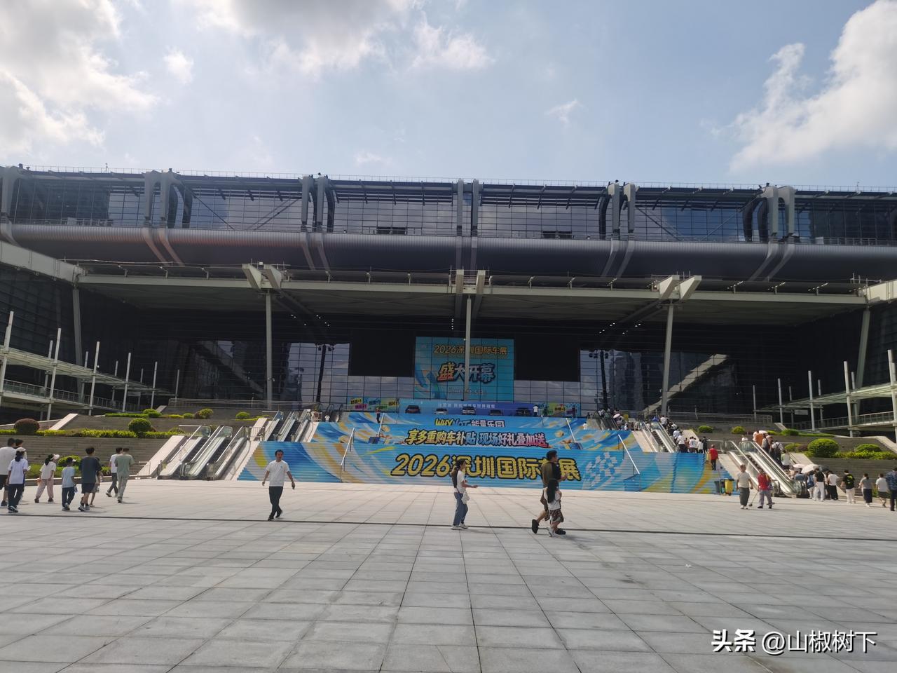 今天去逛了深圳车展，发现很多人在地铁口和马路边买门票，其实车展是可以免门票的，微
