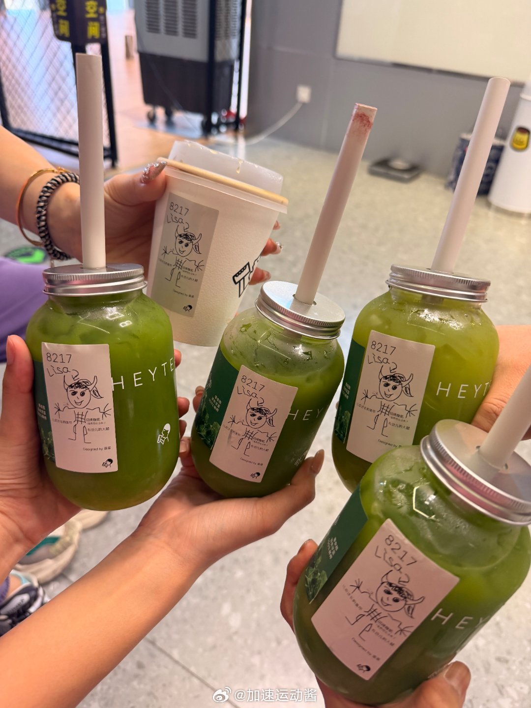 办公室减脂的最简单粗暴的方法就是果蔬汁苦瓜➕黄瓜➕羽衣甘蓝健康是很健康的，味道就