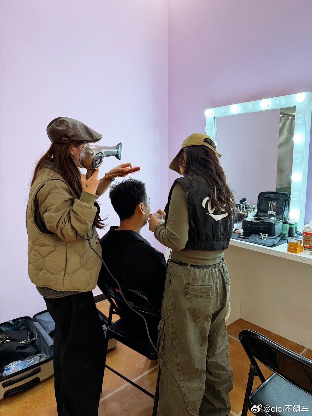 今天是“全妆说车”了[偷笑]现在拍摄待遇真是太周全了，现场安排了妆造，还是两个小