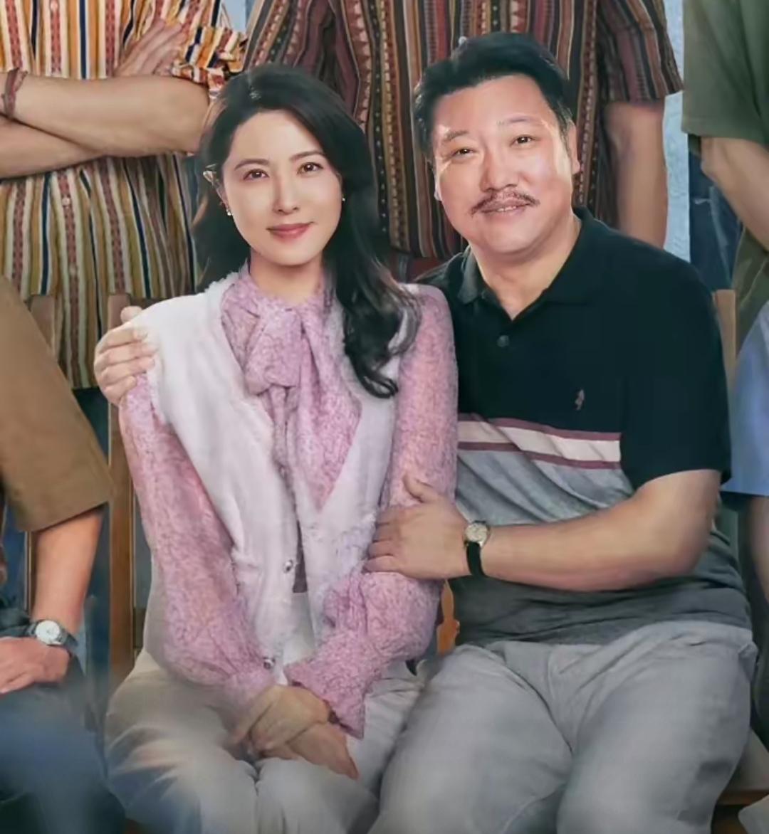 也不知道制片方当时给了多少钱，才会让大美女曾黎同意和贾冰演一对恩爱的夫妻？[捂脸