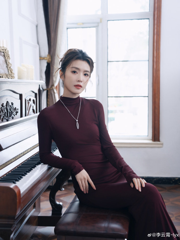 李云霄酒红紧身裙 李云霄身材很曼妙 李云霄身材很曼妙，李云霄酒红紧身裙 
