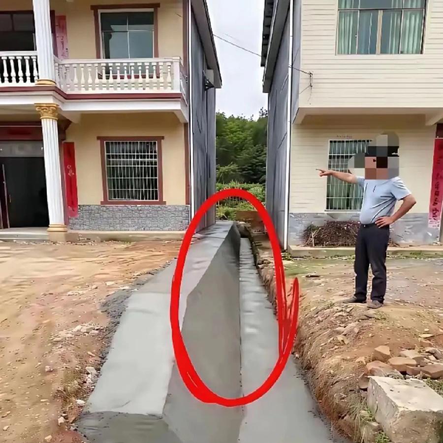 乡村建房遇奇葩邻居，渠沟修到家门口还遭威胁，换你能忍吗？我该怎么反击