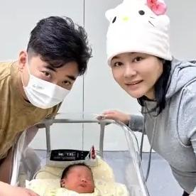 3月14日，演员王冕突然在社交平台晒出“小脚丫”照片，官宣生子！配文里那句“五年