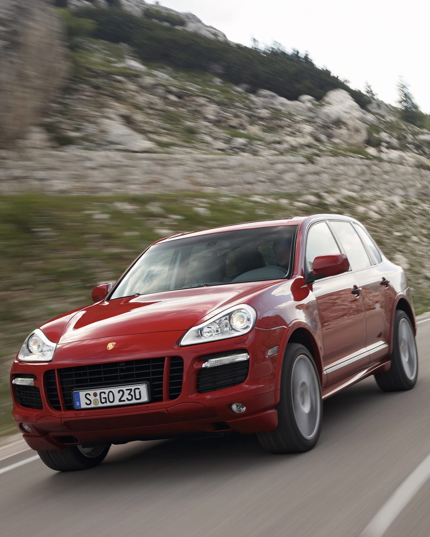 保时捷博物馆分享的“搭载4.8升V8和手动变速箱的卡宴GTS”顺便说一句，这个红