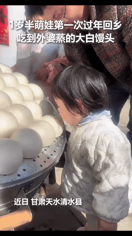 “上人民日报了！”近日，甘肃天水，一个1岁半的萌娃第一次过年回外婆家，上一秒还好
