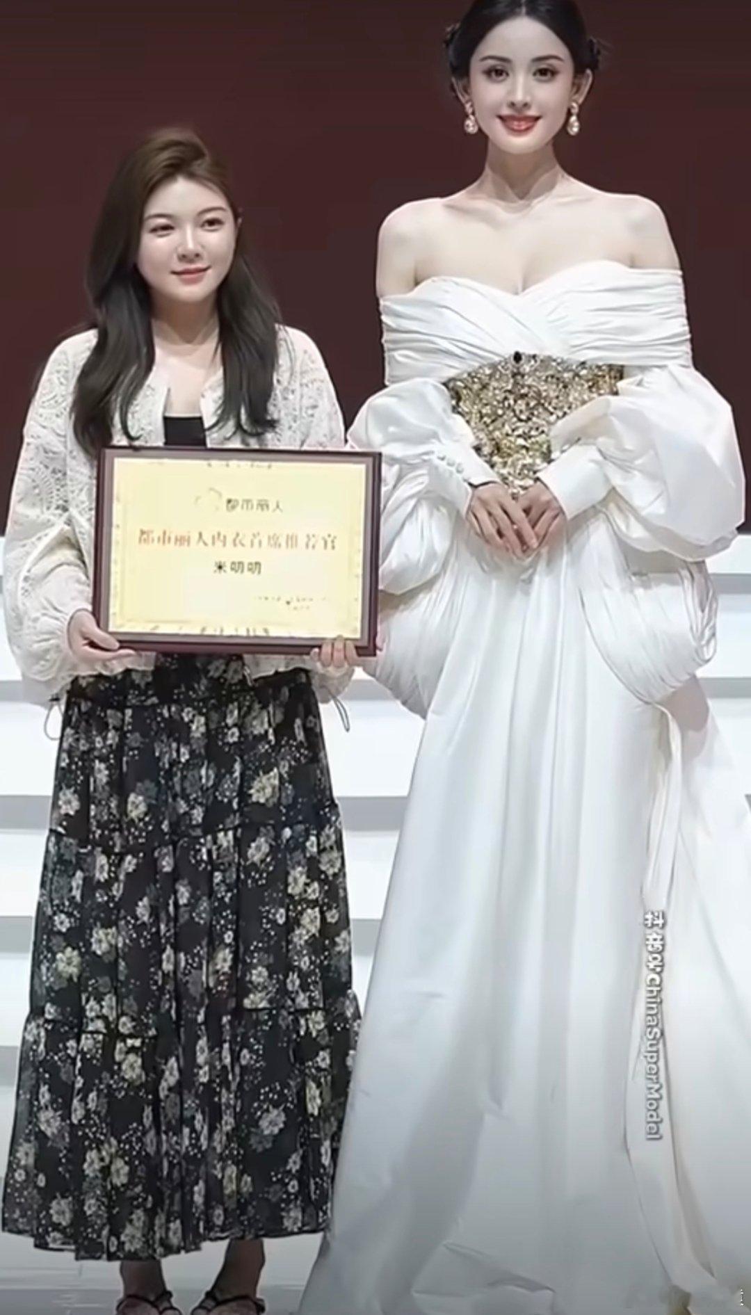 左边已经是美女 娜扎美成神仙了明星和网红的区别，但是娜扎现在应该是拼演技的年龄，