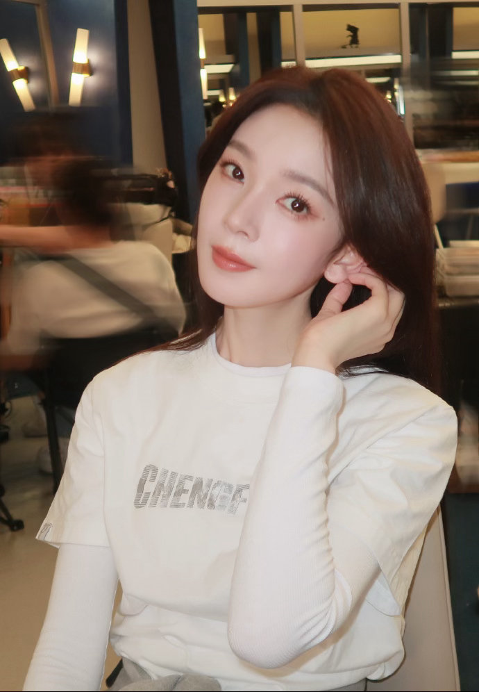 陈瑶直拍 后台直拍里的陈瑶，黑长直发、素净的妆面、松弛的状态，美得不费力。希望以