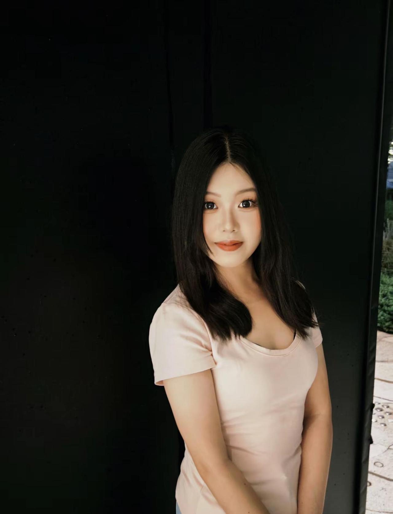 安静的晚上粉色系 闪光灯后置 一起野个好身材 女孩