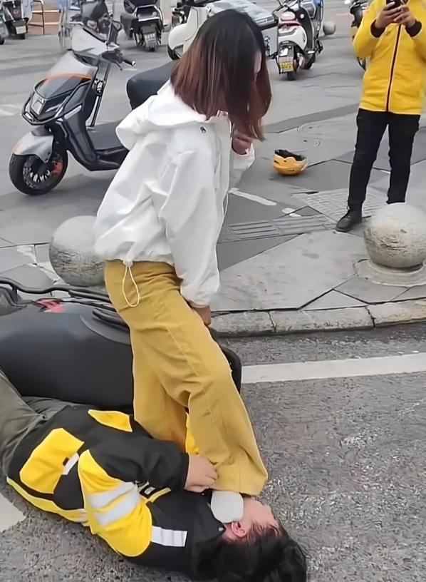 重庆街头一女子对快递员一段狂扁，让她没想到的是，并非罚款道歉完事，而是直接刑事拘