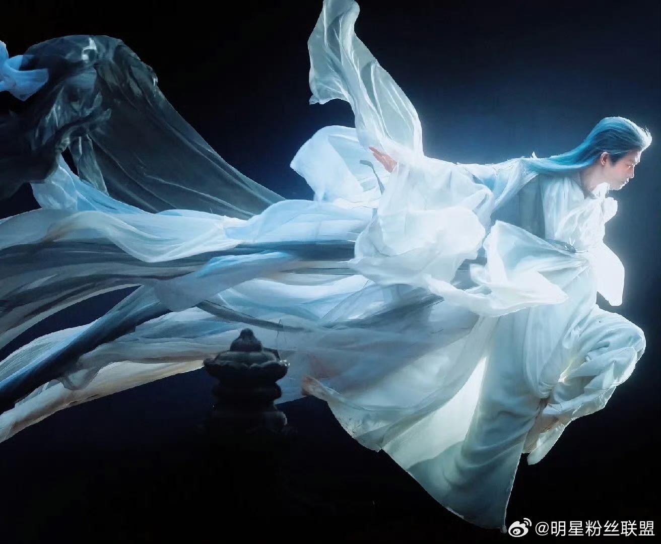 从清透无辜的清纯少年，到气场全开的冷漠龙神，在《月鳞绮纪》里无缝切换两种状态。眼