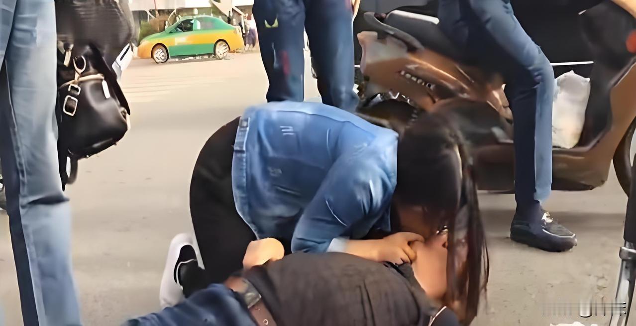 她跪地救人失败了，4天后全城追着她跑，到底为啥？
就是今年4月，在西安一个早高峰