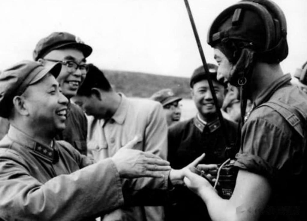 1960年7月，成都军区司令贺炳炎上将溘然离世，何人继任成了1个大难题。总政提出