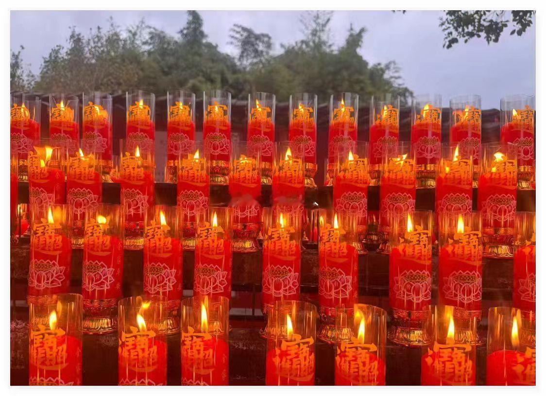 🏮端午点灯预约端午阳气升腾，正是祈福纳吉之时。燃灯祈愿，驱散事业路上的阻碍，化