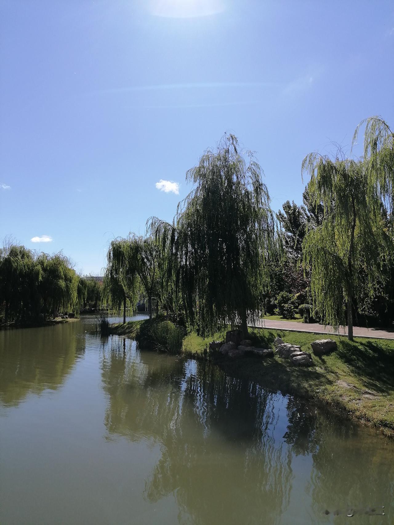 在澡堂子泡澡，遇到一个跟我要洗发水的女人。

午后，我去楼下的澡堂子泡澡。水温正