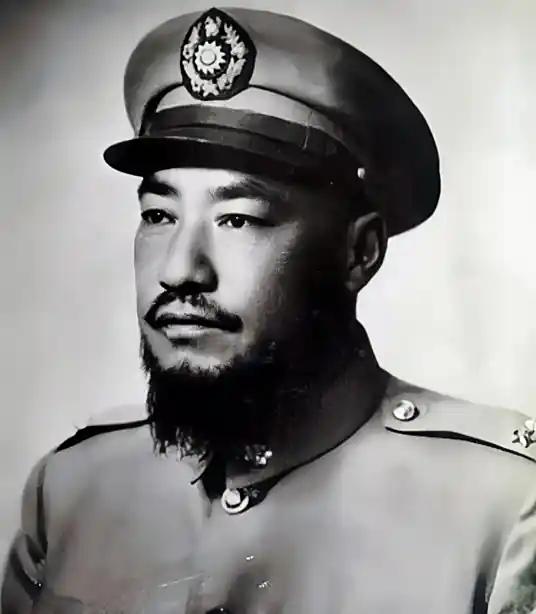 1958年，青海“土皇帝”马步芳偷偷在亲侄女喝的水里下了药，扒光她的衣服后，迫不