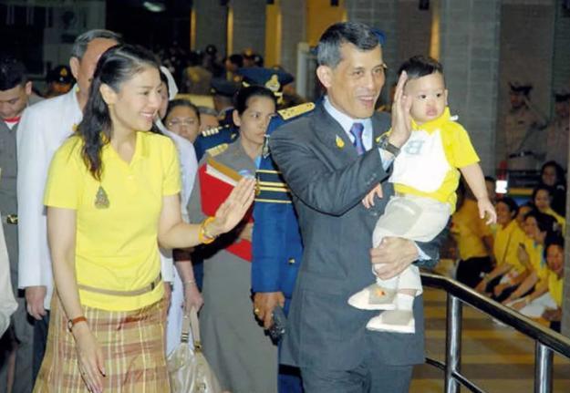 当年泰王西拉米一家三口出现在民众面前，泰王脸上喜悦掩藏不住，西拉米也是一副夫贵妻