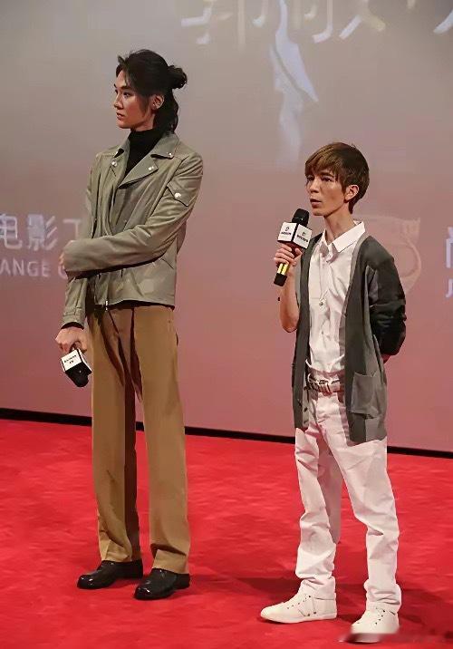 就这张图而言，郭导身高不低于一米五！ 