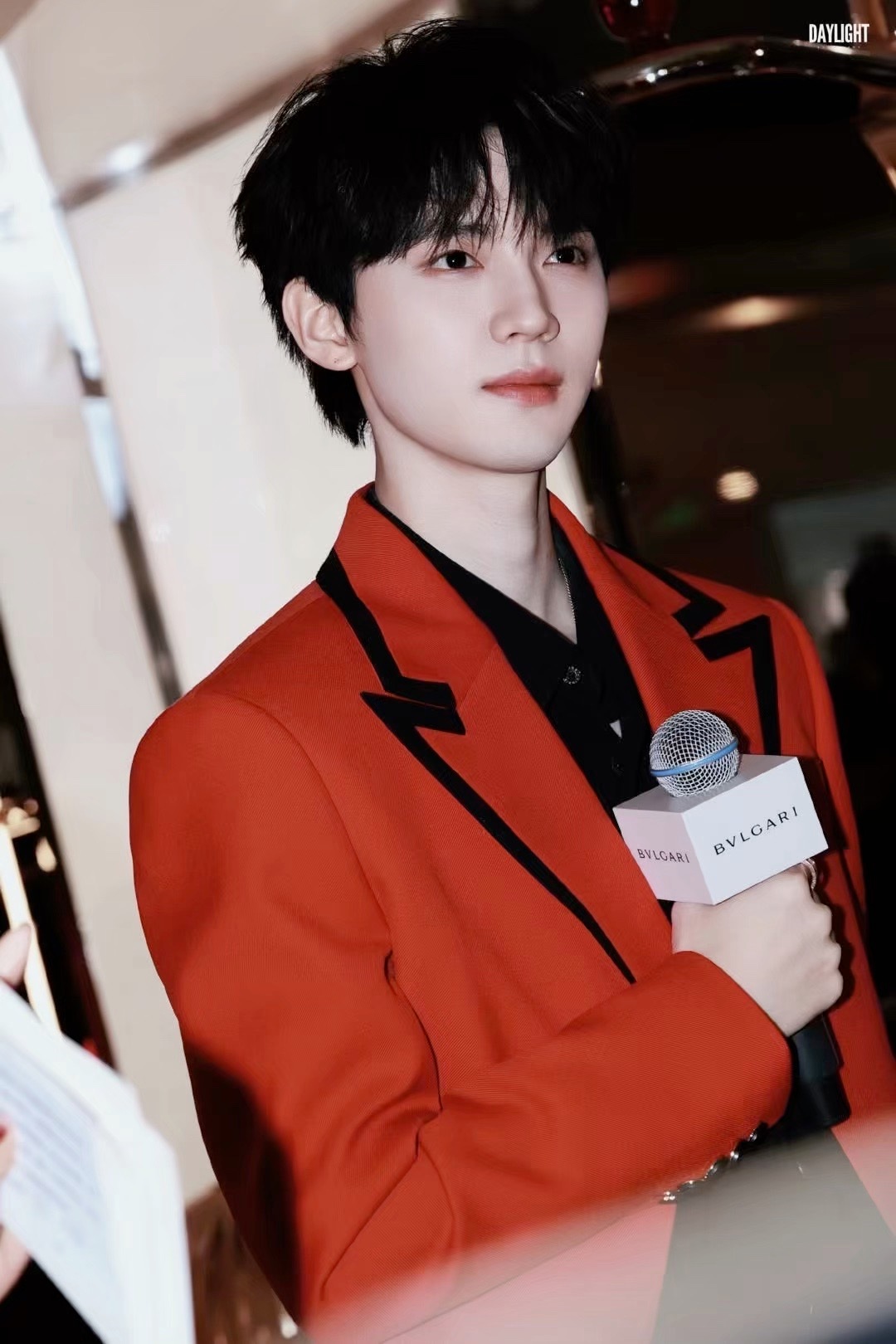 第一次见线下直接给粉丝发红包剧宣的，周翊然这一波用心又大方。马上《江湖夜雨十年灯