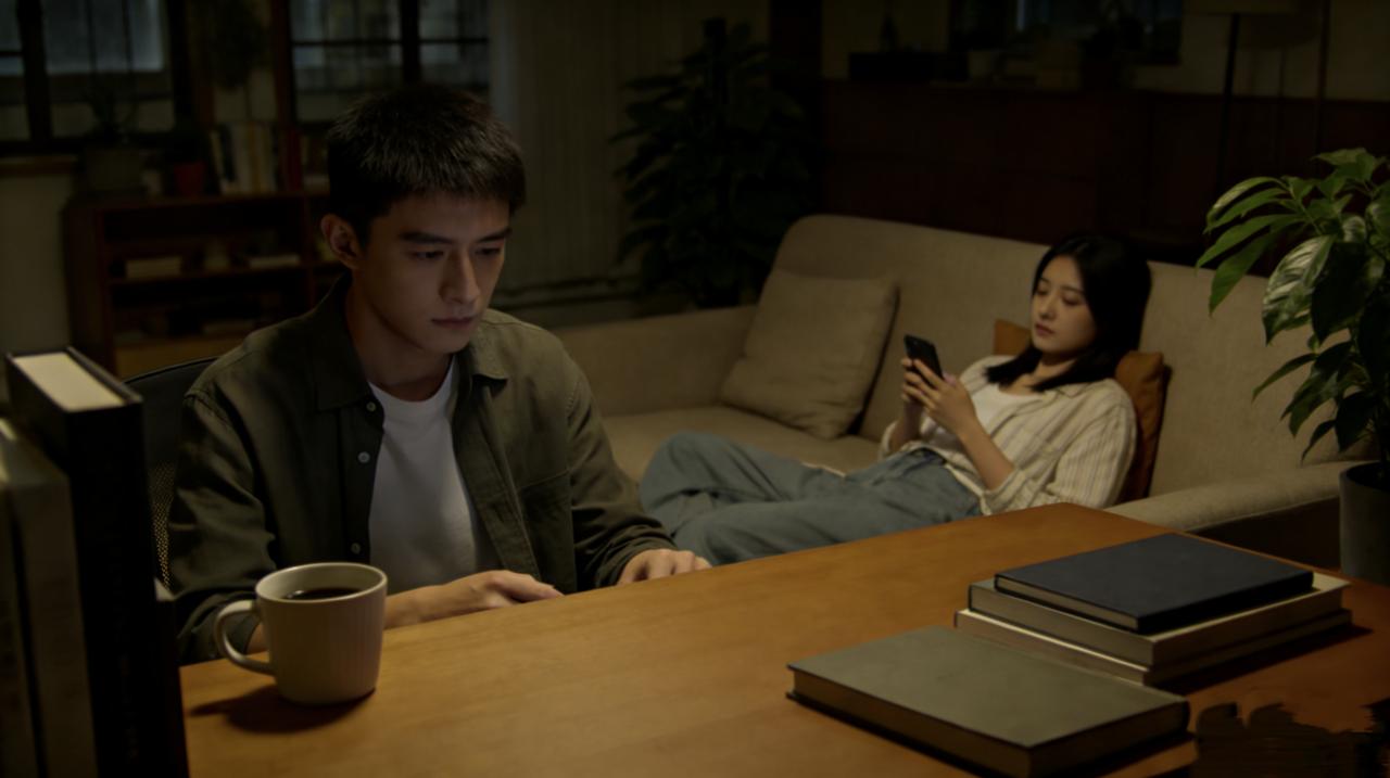 周然和方琳分手两个月了。他没删她，她也没删他。两个人就这么安静地躺在对方的好友列