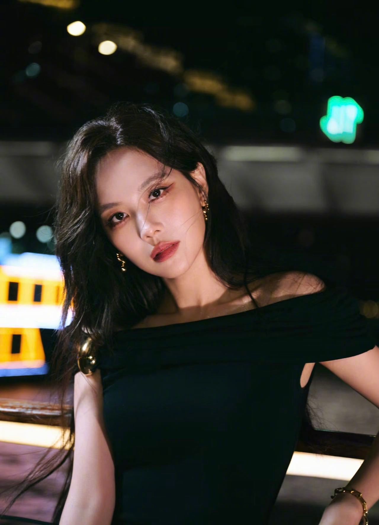 王霏霏感谢十年前坚持的自己如歌的旅程幸好当年没有轻易放弃。光鲜的出道背后藏着无数