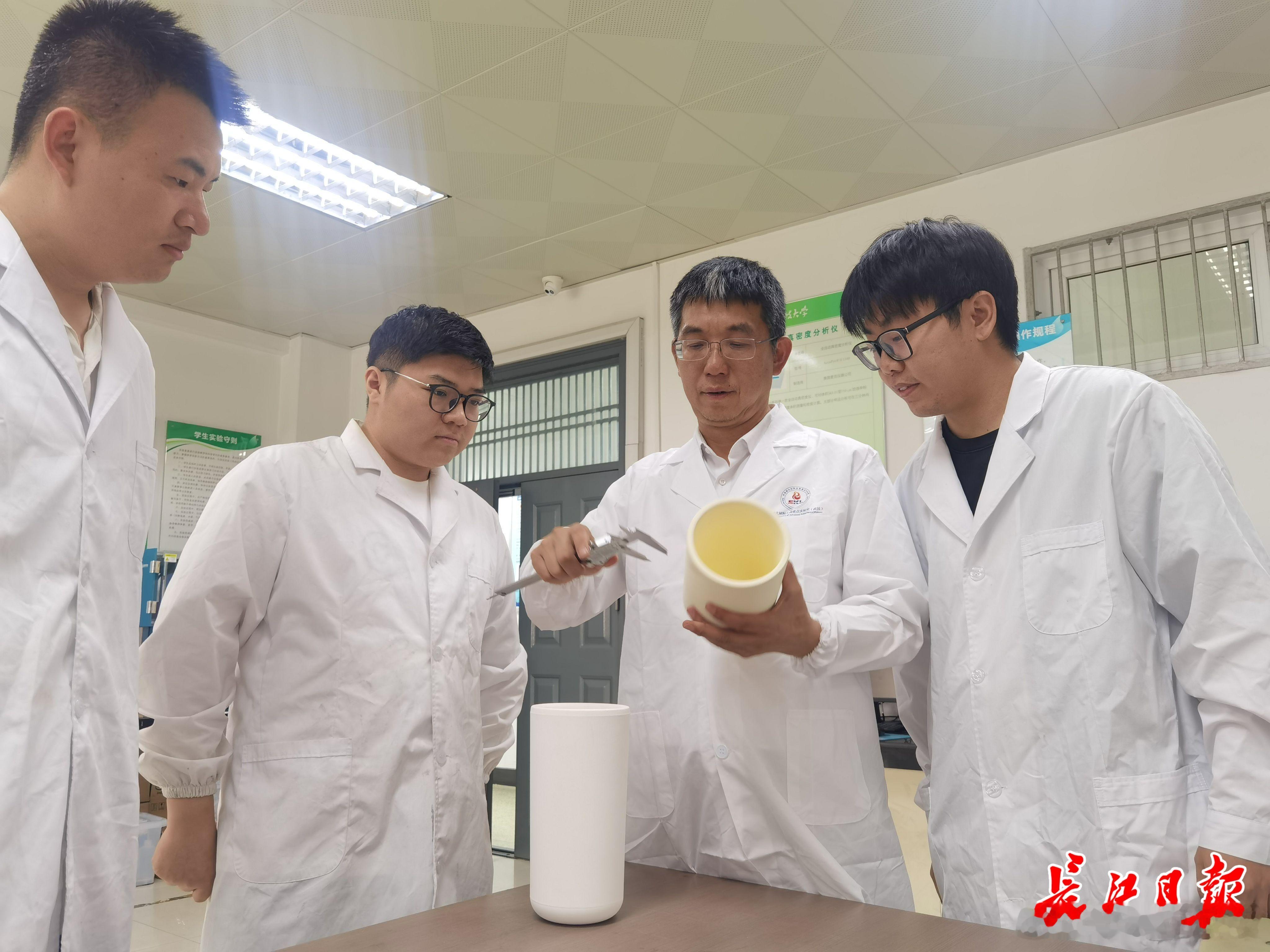 武汉17年磨一剑破译超级坩埛密码【大国重器背后的武汉科研人】除了材料纯度，金属性